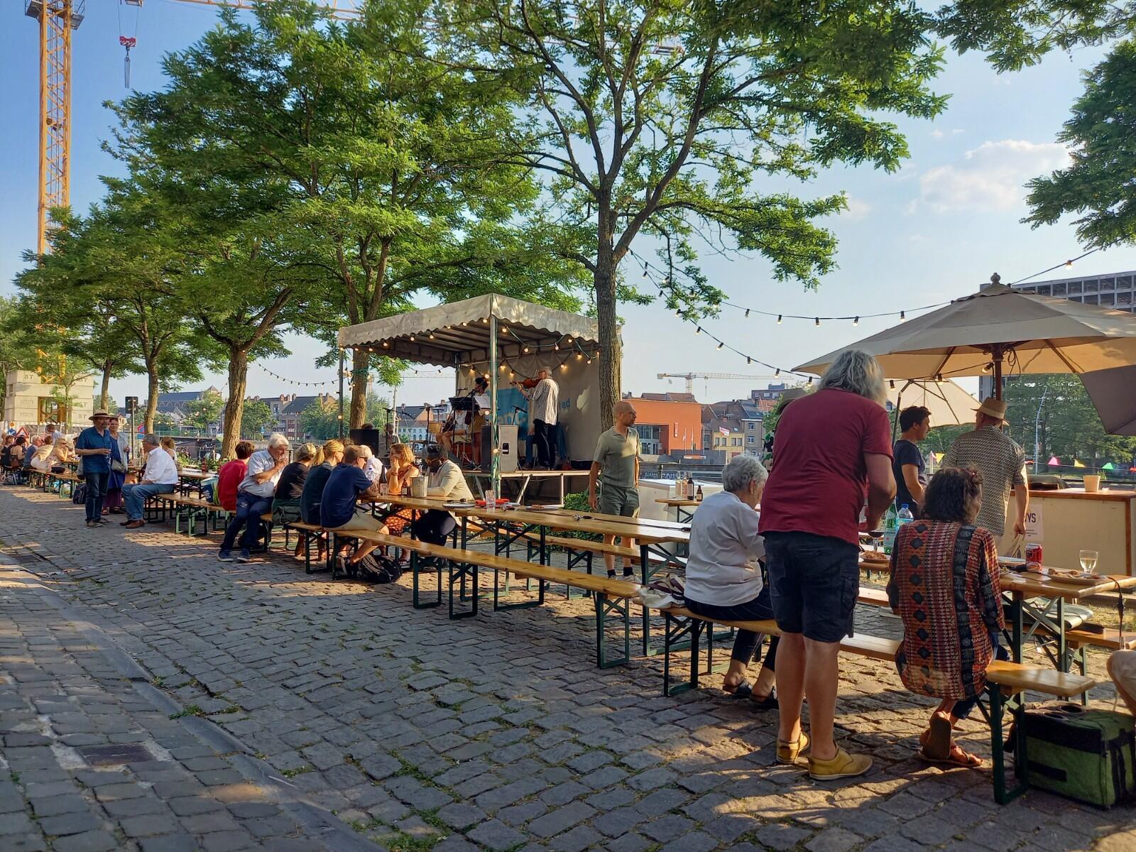 Overzicht langste tafel Voorhoutkaai